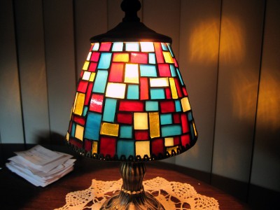Lampa s farebným preskleným tienidlom, zdroj? ZJemptv/flickr.com