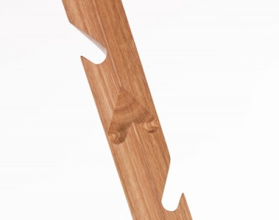 dubové drevo s vtipne poňatým úchytmi – aj to je vešiak Tee