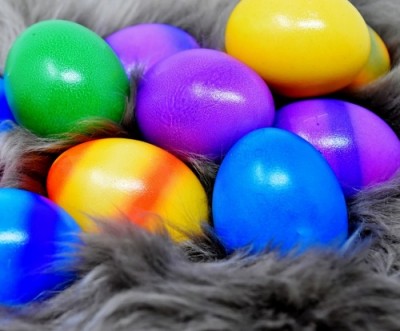 Veľmi nežnou výzdobou môžu byť dúhové vajcia na zamatovej alebo kožušinovej podložke.
