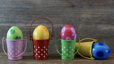 Tiež farebné vajcia ozdobené veľkými bodkami, vložené do pestro sfarbených vedierok.
