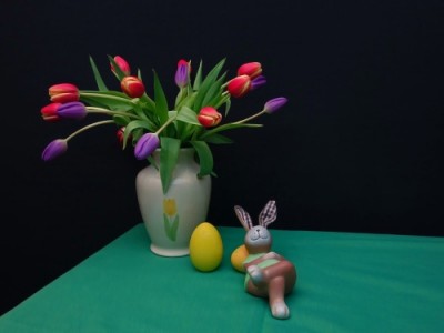 Vtipne romanticky pôsobia kytice tulipánov s ležérne ležiacim zajačikom.