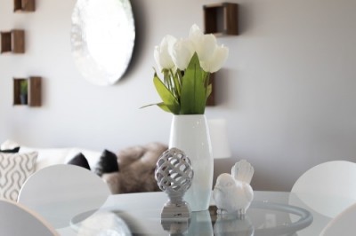 váza s rezanou kyticou a drobné dekorácie príjemne zútulnia príbytok