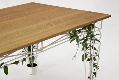 Jedálenský stôl Plantable uprostred zelene