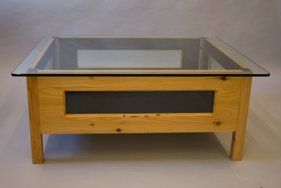 Kombinácia dreva a skla pri konferenčnom stolíku, zdroj: CJWoodworkingandDesign.com