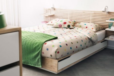 Posteľ s dreveným rámom. Autor: www.ikea.com