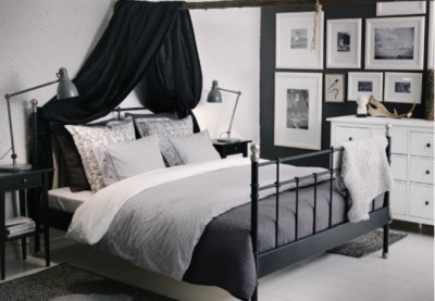 Posteľ s kovovým rámom. Autor: www.ikea.com