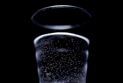 WaterDrink/Flickr.com ;. Vypiť počas celého dňa minimálne 2 litre vody je dôležité.