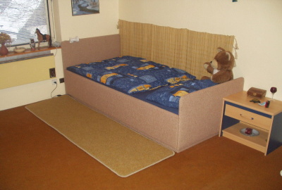 Vykurovací kobercový prúžok pri posteli krásne zahreje nielen nohy, ale celý priestor okolo. Foto: Nancy/Flickr.com,